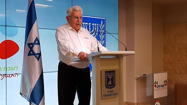 Former Minister Moshe Nissim presents committee's recommendations (צילום: אלי מנדלבאום) Former Minister Moshe Nissim presents committee's recommendations