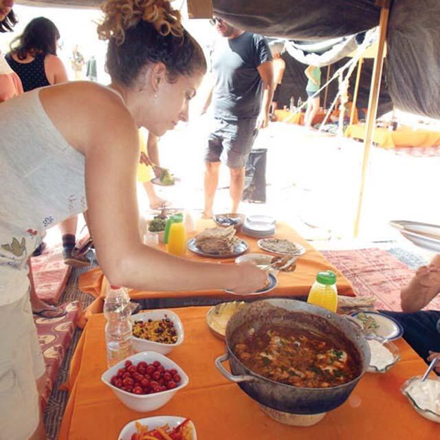  Гости готовят для себя. Фото: семейный альбом