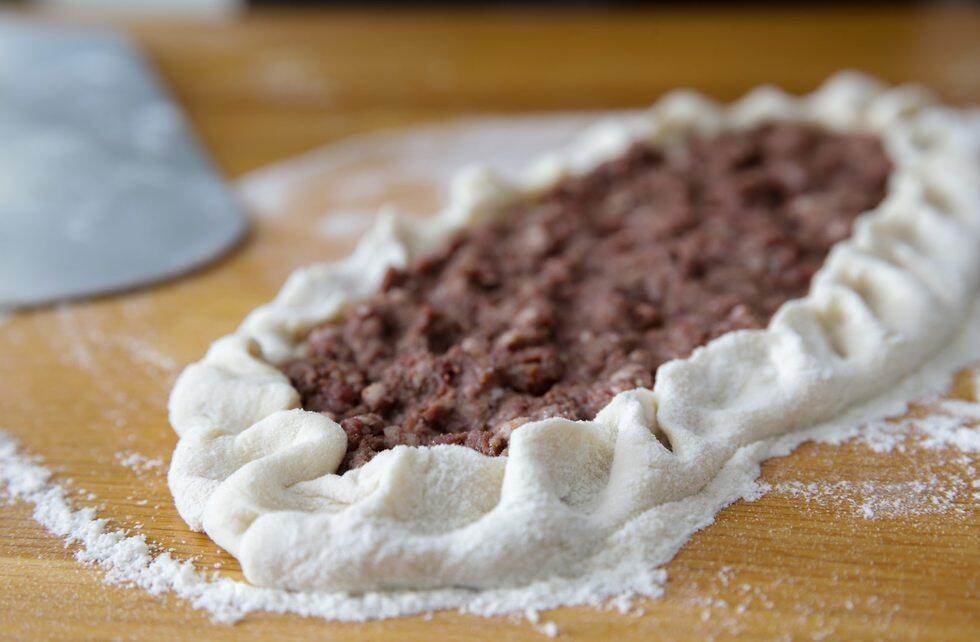 Защипываем края теста, а начинку кладем внутрь. Фото: Ярон Бреннер