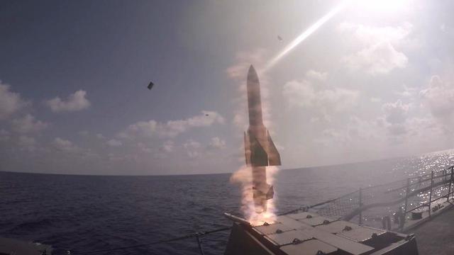 Simulation of intercepting missile fired at gas rig 