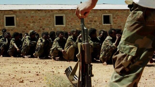 Эритрейский солдат охраняет пленных эфиопов (архив). Фото: AP