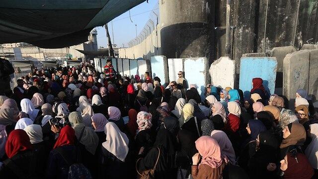 Crowds at the Qalandia crossing from the West Bank to Jerusalem