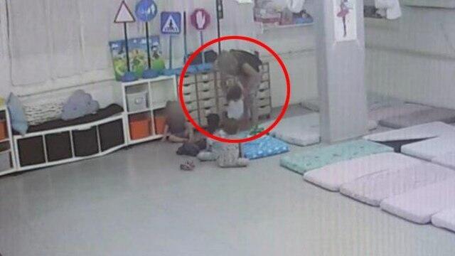 Кадр записи, сделанной камерой наблюдения в детском саду "Ган маток" в Гиватаиме