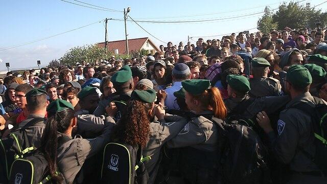 Youths clash with police forces at Netiv Ha’avot, Tuesday morning (צילום: אוהד צויגנברג) Youths clash with police forces at Netiv Ha’avot, Tuesday morning