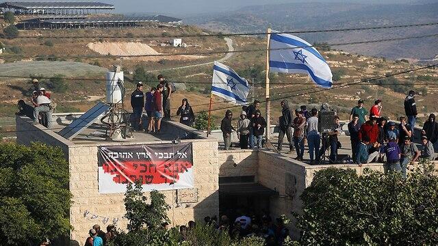 The evacuation of Netiv Ha'avot, June 2018 (צילום: EPA) The evacuation of Netiv Ha'avot, June 2018
