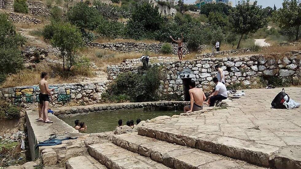 У бассейна в Лифте, Иерусалим. Фото: Ори