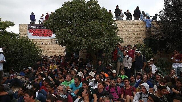 Teens protesting evacuation (צילום: אוהד צויגנברג) Teens protesting evacuation