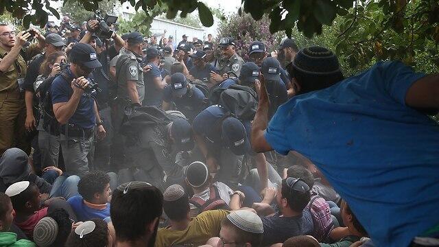 Эвакуация форпоста Натив ха-Авот. Фото: Охад Цвайгенберг