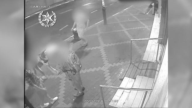 Конфликт в Петах-Тикве (съемка камерой наружного наблюдения). Фото предоставлено пресс-службой полиции (צילום: דוברות המשטרה) Конфликт в Петах-Тикве (съемка камерой наружного наблюдения). Фото предоставлено пресс-службой полиции