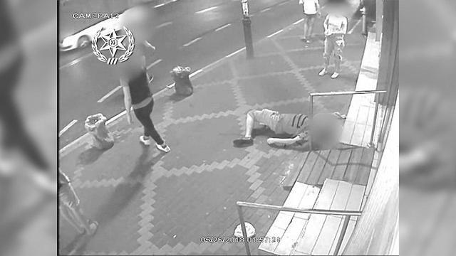 Конфликт в Петах-Тикве (съемка камерой наружного наблюдения). Фото предоставлено пресс-службой полиции (צילום: דוברות המשטרה) Конфликт в Петах-Тикве (съемка камерой наружного наблюдения). Фото предоставлено пресс-службой полиции