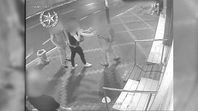 Конфликт в Петах-Тикве (съемка камерой наружного наблюдения). Фото предоставлено пресс-службой полиции (צילום: דוברות המשטרה) Конфликт в Петах-Тикве (съемка камерой наружного наблюдения). Фото предоставлено пресс-службой полиции