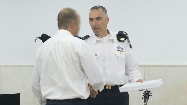 Israel Navy Commander Maj. Gen. Eli Sharvit gives certificate of appreciation (צילום: דובר צה"ל) Israel Navy Commander Maj. Gen. Eli Sharvit gives certificate of appreciation