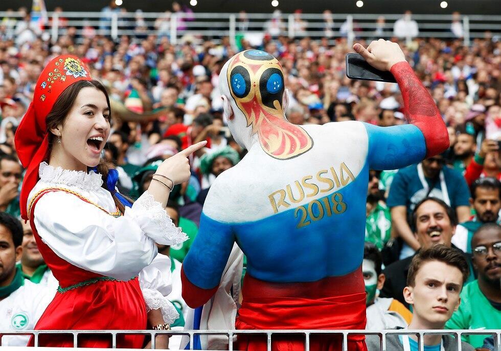 Болельщики сборной России на трибунах. Фото: EPA (צילום: EPA) Болельщики сборной России на трибунах. Фото: EPA