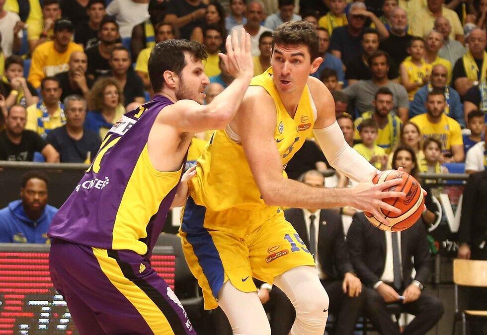 Поединок Гая Пнини ("Запоэль") с Джейком Коэном ("Макаби - Тель-Авив"). Фото: Реувен Шварц (צילום: ראובן שוורץ) Поединок Гая Пнини ("Запоэль") с Джейком Коэном ("Макаби - Тель-Авив"). Фото: Реувен Шварц