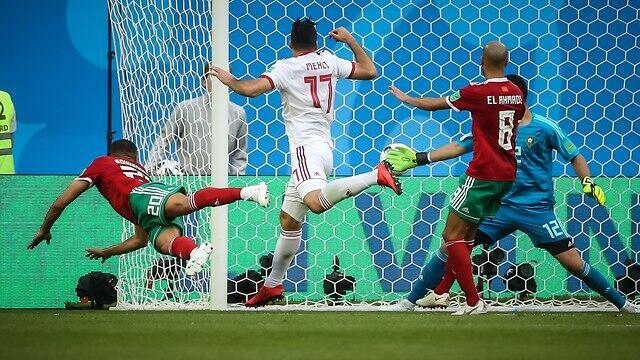 Роковой автогол марокканцев. Фото: Оз Муалем (צילום: עוז מועלם) Роковой автогол марокканцев. Фото: Оз Муалем