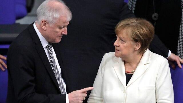 Зеехофер и Меркель. Фото: АР (צילום: AP) Зеехофер и Меркель. Фото: АР