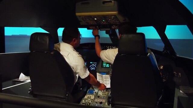 Курс подготовки пилотов. Фото: пресс-служба "Эль-Аль" (צילום: אל על) Курс подготовки пилотов. Фото: пресс-служба "Эль-Аль"