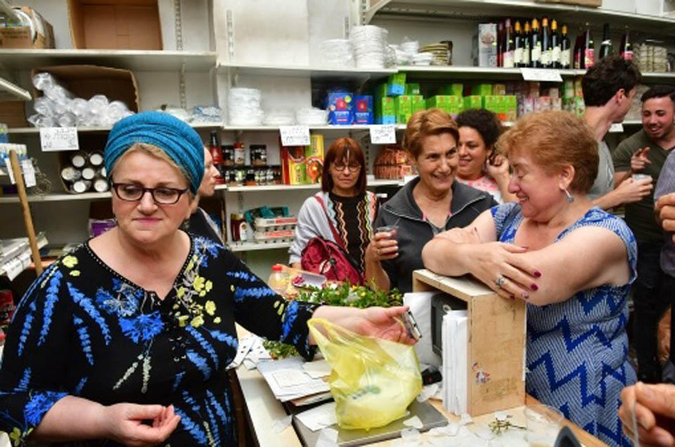 Хозяйка Сима Чача последний раз за прилавком. Фото из семейного архива (Фото из семейного архива) Хозяйка Сима Чача последний раз за прилавком. Фото из семейного архива