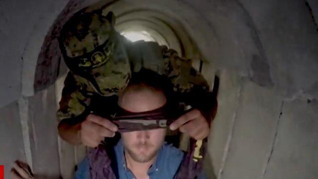 Ian Lee blindfolded by Islamic Jihad terrorist (צילום: מתוך CNN) Ian Lee blindfolded by Islamic Jihad terrorist