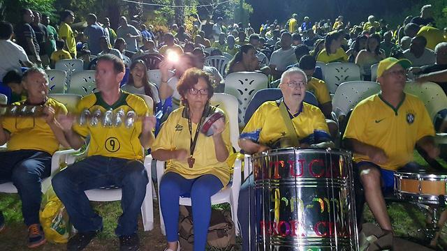 Группа подержки Бразилии в кибуце на юге Израиля. Фото: Рои Идан (צילום: רועי עידן) Группа подержки Бразилии в кибуце на юге Израиля. Фото: Рои Идан