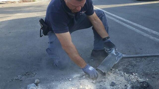 A sapper handling a rocket that landed in the Eshkol Regional Council 