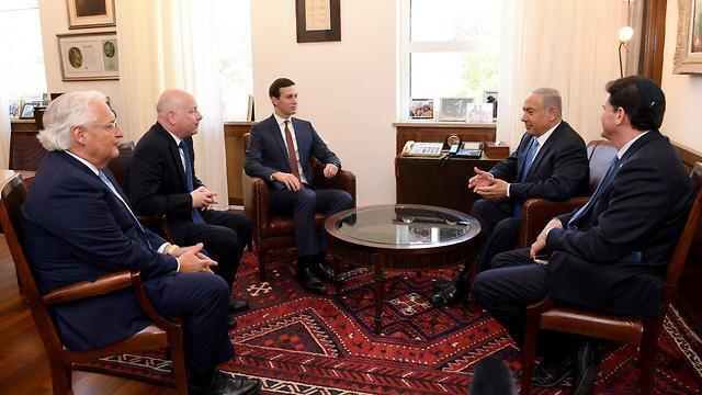 L-R: US Ambassador David Friedman, Jason Greenblatt, Jared Kushner, PM Netanyahu and Ron Dermer (צילום: שגרירות ארה"ב) L-R: US Ambassador David Friedman, Jason Greenblatt, Jared Kushner, PM Netanyahu and Ron Dermer