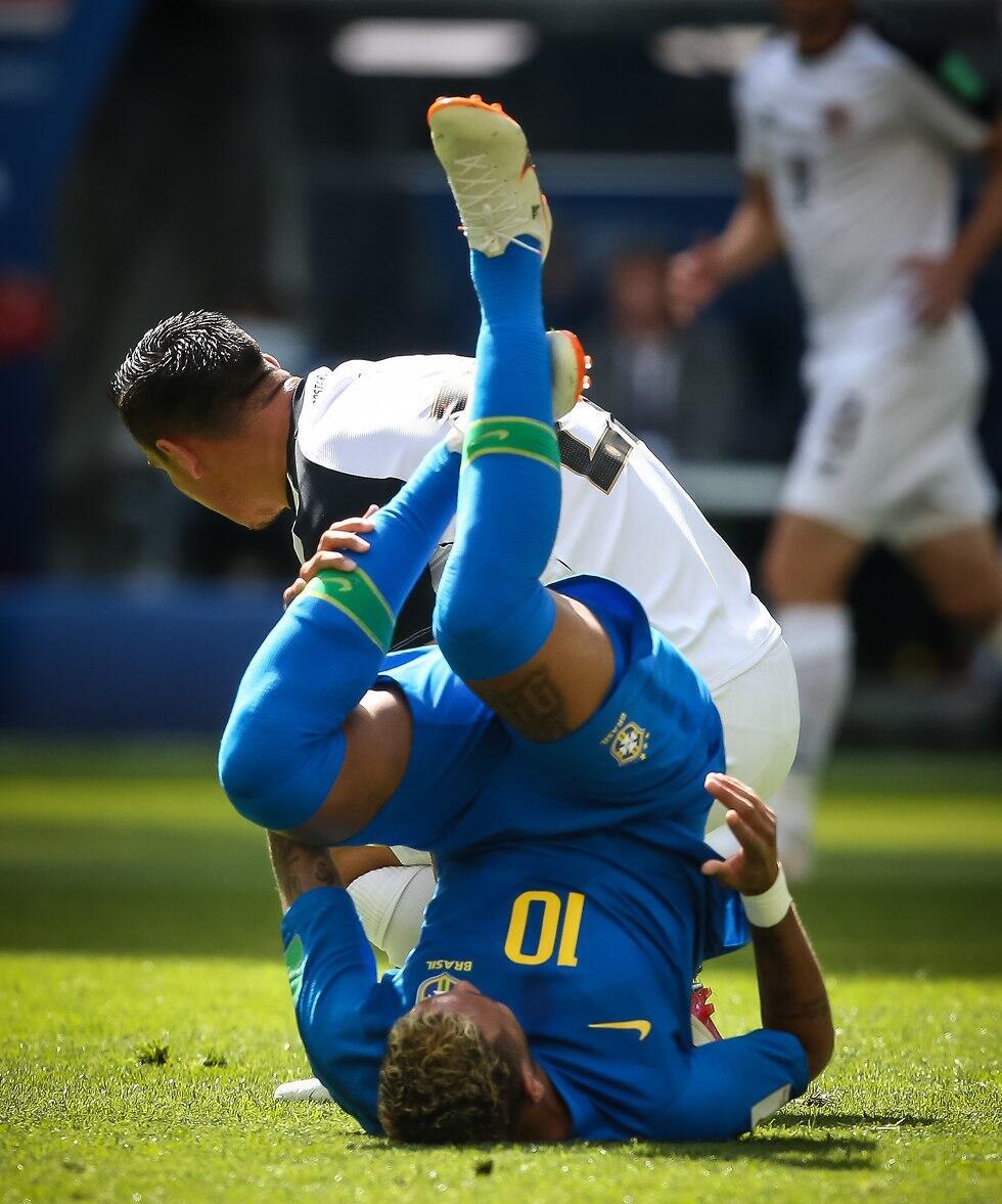 Неймар симулирует нападение на себя. Фото: Оз Муалем (צילום: עוז מועלם) Неймар симулирует нападение на себя. Фото: Оз Муалем