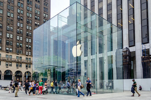 Магазин Apple в Нью-Йорке на знаменитой Пятой авеню. Фото: Marco Rubino shutterstock (Фото: Marco Rubino shutterstock) Магазин Apple в Нью-Йорке на знаменитой Пятой авеню. Фото: Marco Rubino shutterstock