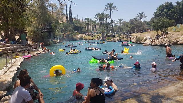 Вода - спасение от хамсина. Отдых в национальном парке "Ган ха-Шлоша". Фото: Дор Рахамим, Управление заповедников и национальных парков (צילום: דור רחמים, רשות הטבע והגנים) Вода - спасение от хамсина. Отдых в национальном парке "Ган ха-Шлоша". Фото: Дор Рахамим, Управление заповедников и национальных парков