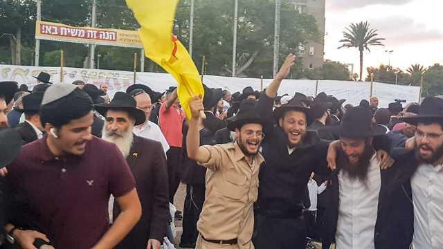 Chabadniks dance at Messiah in the Square event