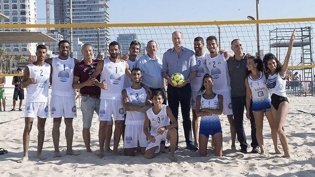 Prince William with beach volleyball players at Frishman beach (צילום: gettyimages) Prince William with beach volleyball players at Frishman beach