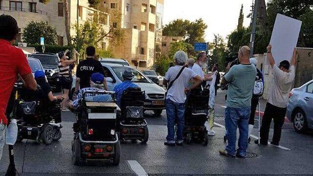 Ранее инвалиды блокировали только дороги. Фото: Офер Софер (צילום: עופר סופר) Ранее инвалиды блокировали только дороги. Фото: Офер Софер