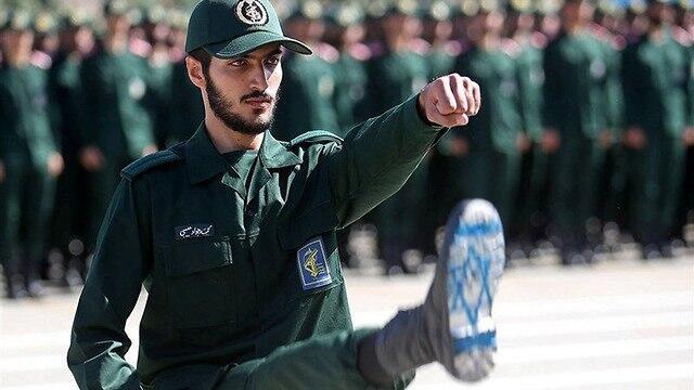 An Iranian soldier shows off the Israeli flag drawn on the sole of his shoe (Photo: Reuters)