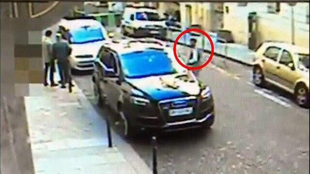 Thief approaches the vehicle