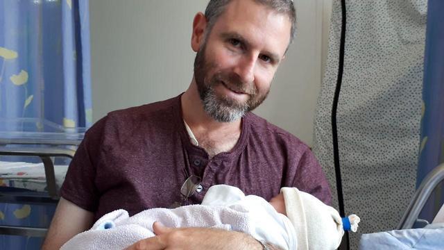 Натан Меир с новорожденной дочерью. Фото: предоставлено семьей