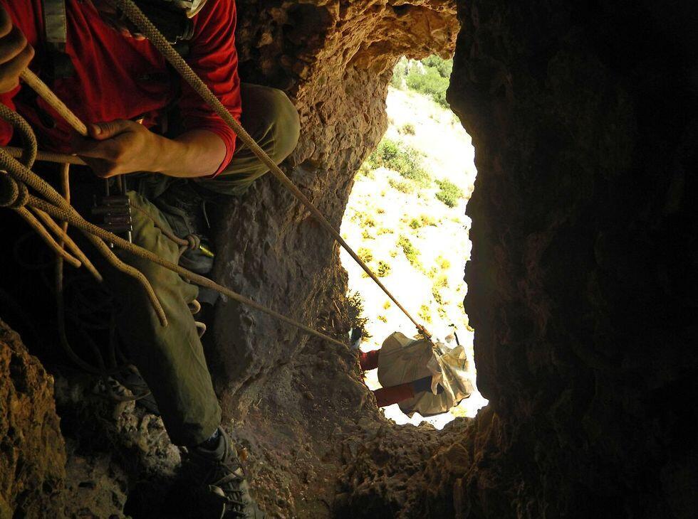 Вход в пещеру. Д-р Инон Шабтиэль