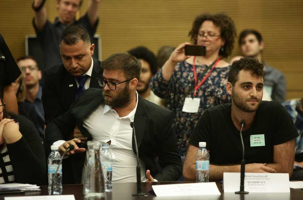 MK Oren Hazan making a scene (צילום: הלל מאיר/TPS) MK Oren Hazan making a scene