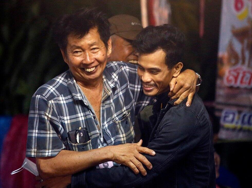 Родители спасенных школьников. Фото: AP