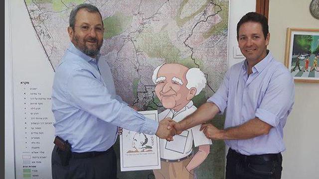 Барак с пистолетом на поясеnullnull Барак с пистолетом на поясе