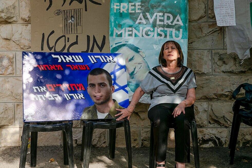 Zehava Shaul, Oron's mother, with a photo of her son (צילום: אוהד צויגנברג) Zehava Shaul, Oron's mother, with a photo of her son