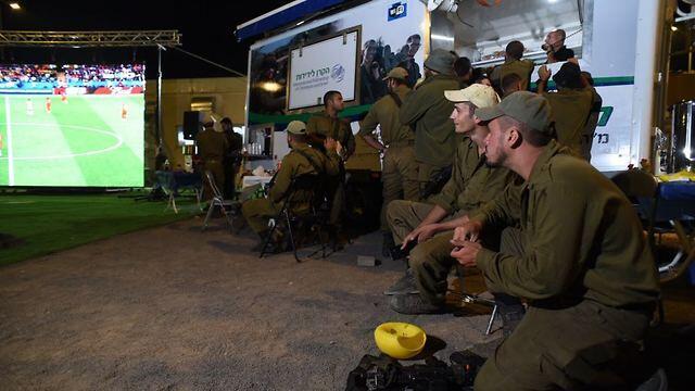 IDF soldiers watch a World Cup soccer game on Syrian border (צילום: סוכנות ג'ני ) IDF soldiers watch a World Cup soccer game on Syrian border