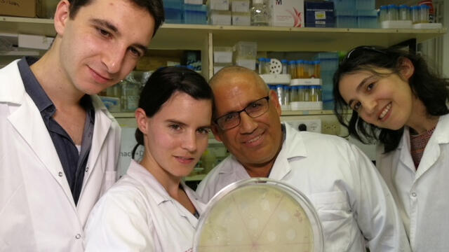  Коллектив врачей и ученых, спасших больного. Фото: Ран Цабри