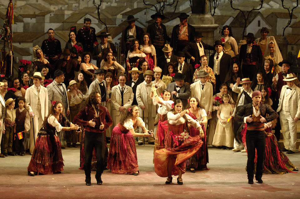 Сцена из оперы "Кармен". Фото: Йоси Цвекер