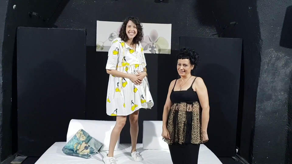 Сцена из спектакля "Мужчина в моей гостиной" театра "Ха-Симта". Фото: Youtube