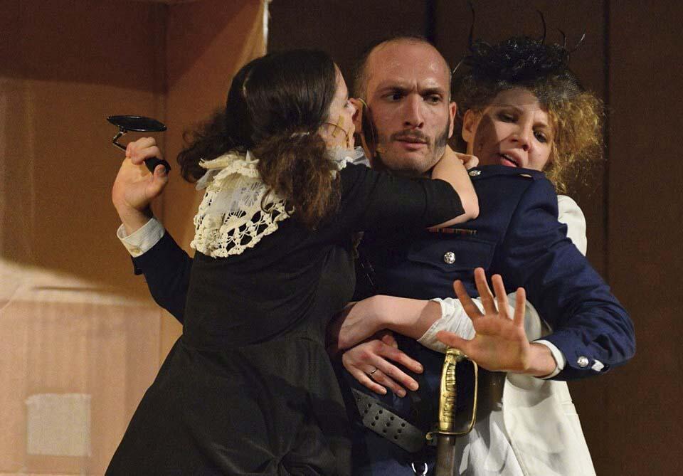 Сцена из спектакля "Когда уже будет война?". Фото: Елена Запасская (Фото: Елена Запасская) Сцена из спектакля "Когда уже будет война?". Фото: Елена Запасская