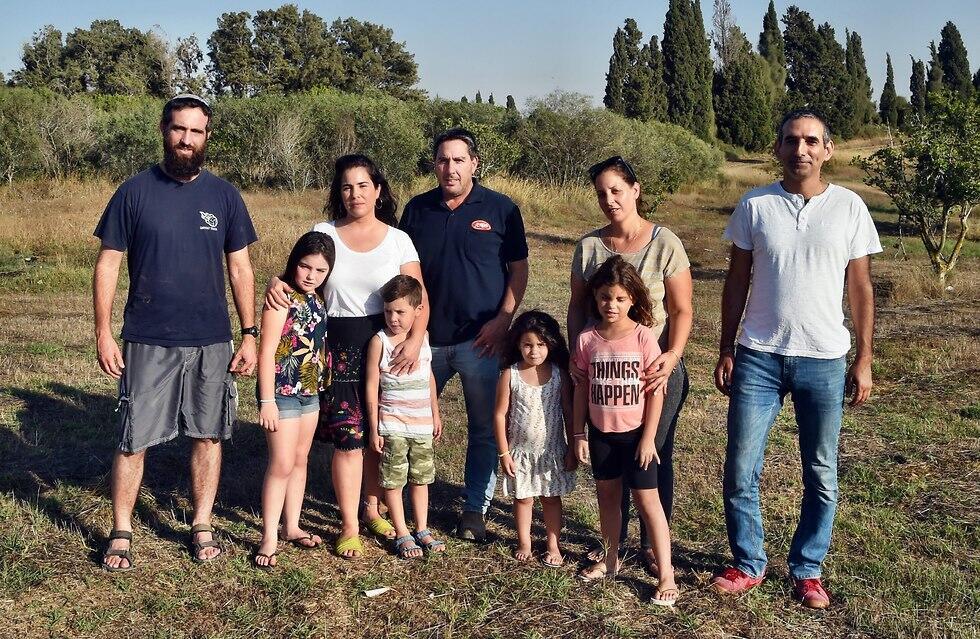 Avi Dabush, Dana Kalfa with the girls Hila and Amit, Michal and Nimrod Gal-Burgan with the children Elia and Ariel and Aharon (צילום: חיים הורנשטיין) Avi Dabush, Dana Kalfa with the girls Hila and Amit, Michal and Nimrod Gal-Burgan with the children Elia and Ariel and Aharon