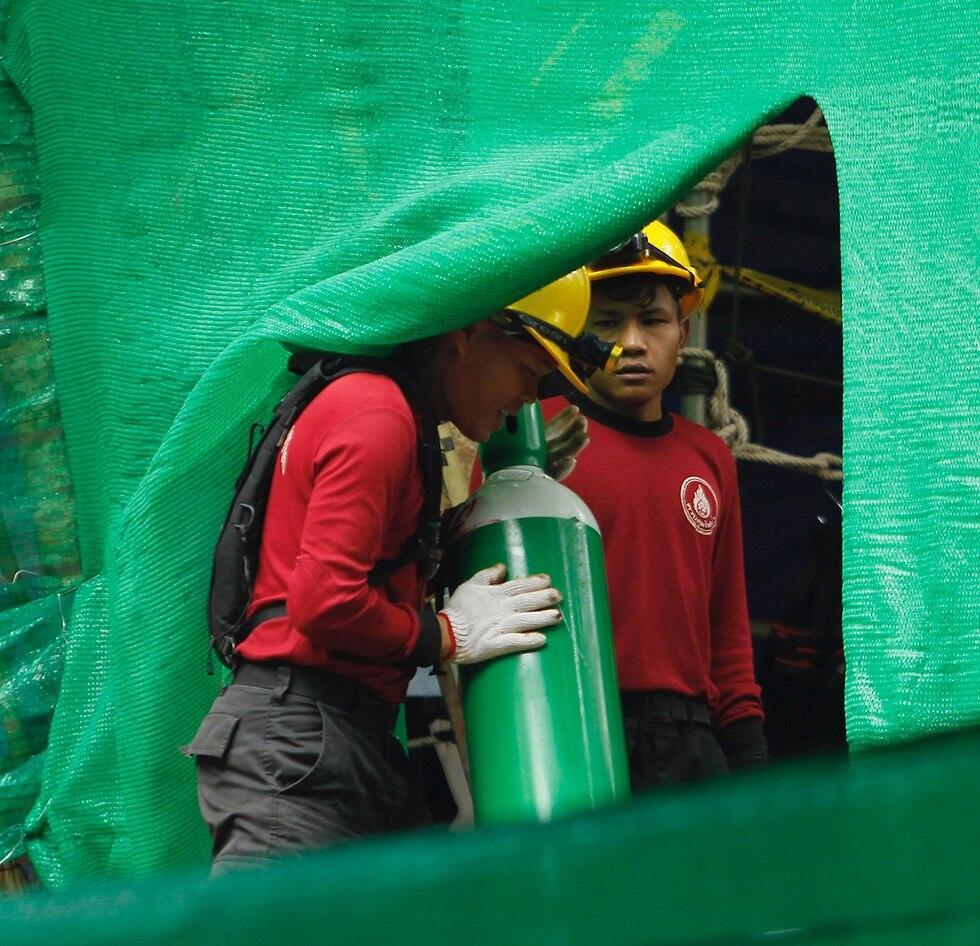 Кислородные баллоны для спасателей и спасенных. Фото: EPA