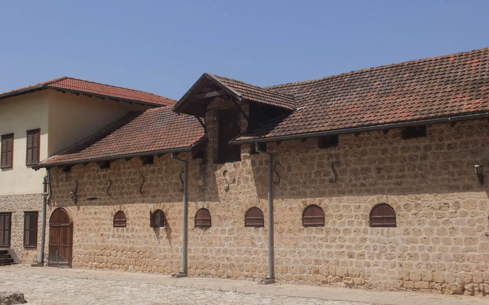 "Мешек ха-барон" (хозяйство барона) (Фото: Леон Левитас) "Мешек ха-барон" (хозяйство барона)