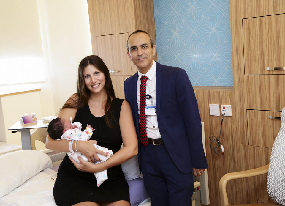 Профессор Рони Гамзу с роженицей (Фото: пресс-служба "Ихилов") Профессор Рони Гамзу с роженицей