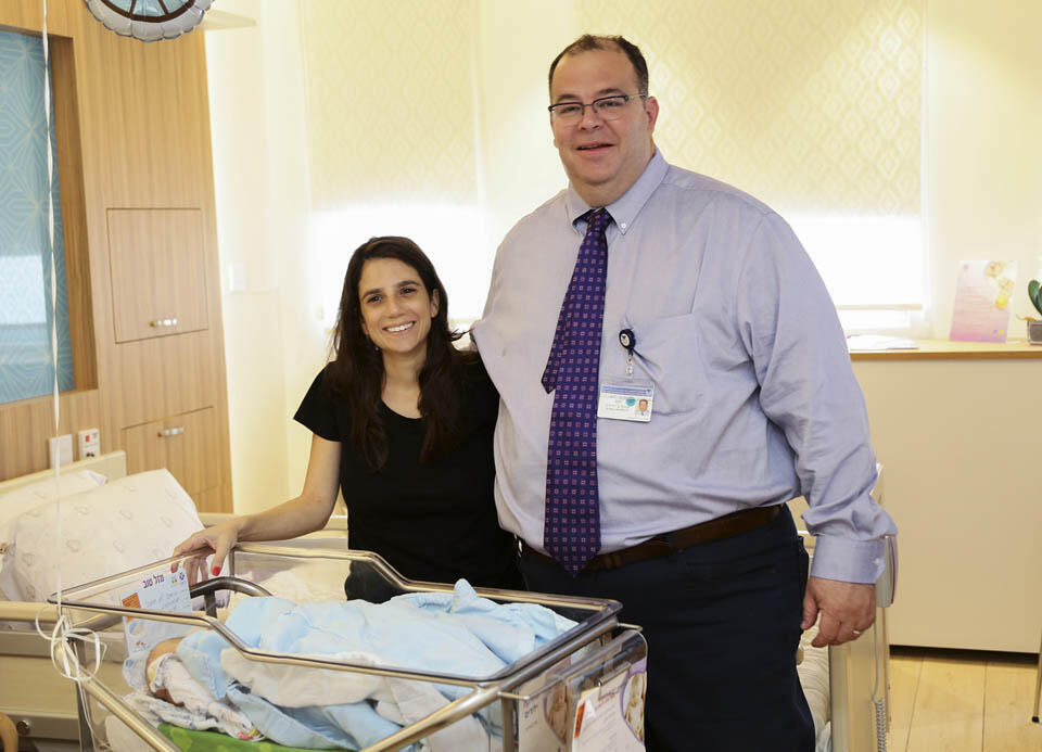 Профессор Ярив Йогев с роженицей (Фото: пресс-служба "Ихилов") Профессор Ярив Йогев с роженицей